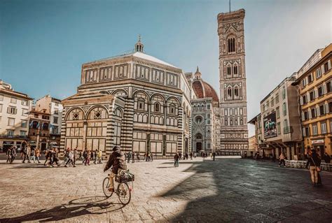 El Concierto de Milva en la Plaza del Duomo: Una Noche Mágica Bajo las Estrellas Florentinas!