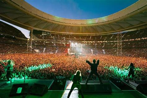 El Increíble Concierto de Harit Cheewagaroon: Una Noche Mágica con el Astro del Pop Tailandés